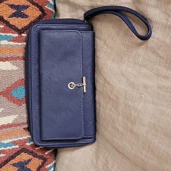 Nautica Navy Blue Wallet/Wristlet ID Safe RFID Protection 0 - Picture 2 of 11